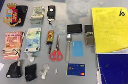Nasconde la droga in un calzino, arrestato