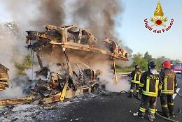 Autocarro in fiamme su autostrada Torino-Savona, circolazione interrotta
