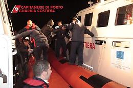 Barcone di migranti si capovolge al largo di Lampedusa: morti e dispersi