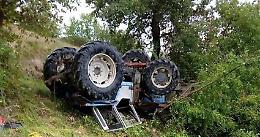 Trattore si capovolge, muore un 70enne