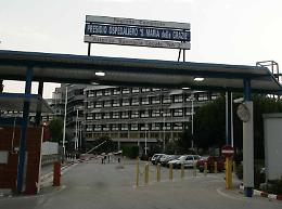 Gambizzato mentre passeggia con la fidanzata a Pozzuoli