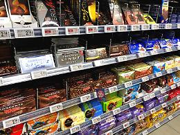 Ruba 18 confezioni di cioccolato al supermarket, arrestato