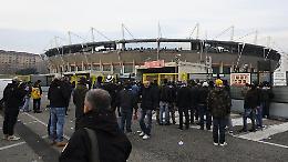 Napoli-Leicester, stop a vendita alcolici e bevande in vetro