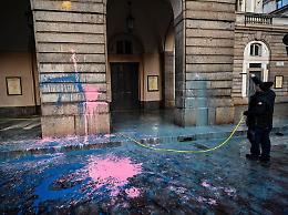 Imbrattano l'ingresso della Scala, denunciate 5 persone