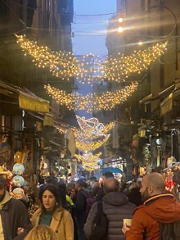 San Gregorio Armeno, accese le luci di Natale 