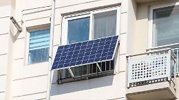 Caro energia, il Comune regala i fotovoltaici da balcone