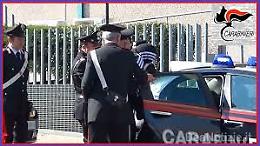 Tenta di strangolare la moglie e di darle fuoco, marito in manettte