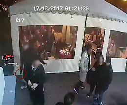 Ragazzi accoltellati dal "branco" al Vomero per uno sguardo di troppo: denunciati aggressore e altri sedici