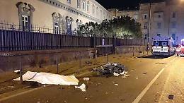 Con lo scooter contro il cordolo, cade e muore