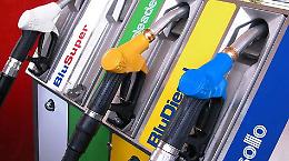 Prezzi dei carburanti fuori controllo, i gestori: «Se continua così situazione insostenibile»