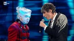 Sanremo, Bugo lascia il palco durante l'esibizione: il brano eliminato dalla gara