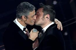Tiziano-Fiorello, medley e duetto al bacio