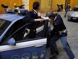 Estorsioni, armi e condizionamenti di aste per il clan: sette arresti