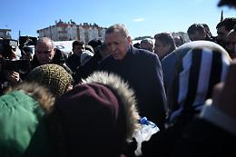 Terremoto Turchia, Erdogan visita zone colpite e ammette: «All'inizio problemi nei soccorsi»
