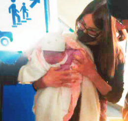Fiocco rosa sul traghetto, mamma partorisce una bimba