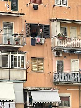 Barricato in casa a San Giovanni a Teduccio: ha ammazzato la moglie e si è ucciso