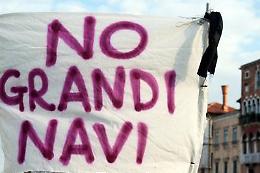 Vertice Italia-Francia, manifestanti in barca a Venezia tentano di sfondare la zona rossa