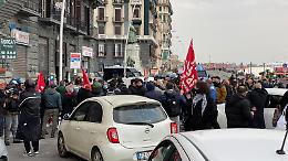 Protesta dei disoccupati a Napoli, blocco stradale sul Lungomare