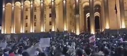 Georgia, migliaia in piazza contro legge agenti stranieri: lacrimogeni sulla folla