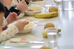 Genitori non pagano mensa, a bimba tonno e cracker