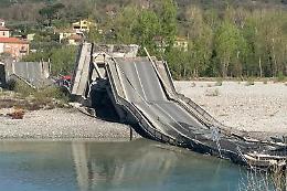 Massa Carrara, due i furgoni coinvolti nel crollo del ponte