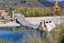 Massa Carrara, crolla un ponte sulla strada: furgone coinvolto
