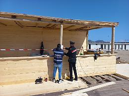 Abusi edilizi nello stabilimento balneare, sei denunciati