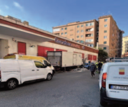 Tir perde il controllo e finisce nel supermercato