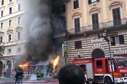 Roma, autobus in fiamme a via del Tritone