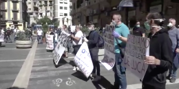 Fase 2 a Napoli, la protesta degli ambulanti in piazza 