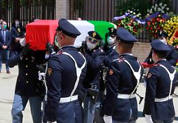 Funerali del poliziotto ucciso, ci sono anche Lamorgese e Gabrielli: «Un eroe»