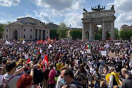 Ddl Zan, piazza piena a Milano per la manifestazione