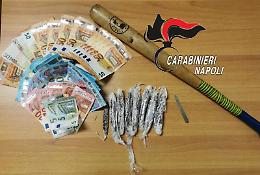 Preso pusher: sequestrati droga, soldi e mazza da baseball