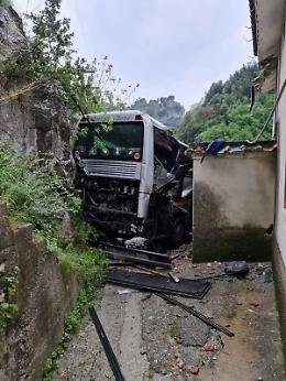 Ravello, bus precipita per venti metri: a bordo solo l'autista, morto