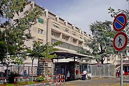 Aggredisce vigilantes, medici e vandalizza ospedale: arrestato