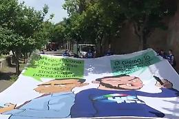 Roma, via striscione con Salvini e Di Maio