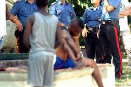 Rivolta e fuga dal centro migranti