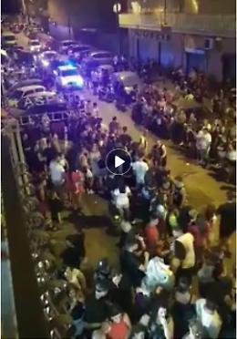 Strada bloccata per ore per una promessa di matrimonio