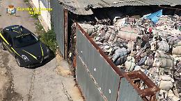 Tonnellate di rifiuti abbandonati nei capannoni di Napoli e provincia, 17 misure cautelari