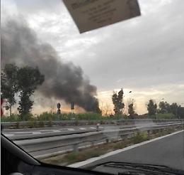Terra dei fuochi, incendio nei pressi del campo rom di Giugliano 