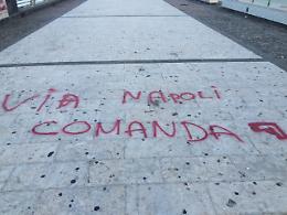 “Via Napoli comanda", pistola disegnata sul lungomare di Pozzuoli