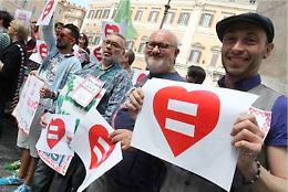 Il Parlamento Ue: «L'Italia riconosca le nozze gay»