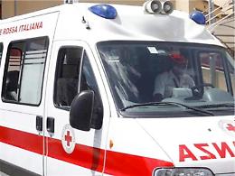 Sbalzata fuori dall'auto finisce nella carreggiata opposta e muore