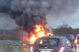 Auto in fiamme sull'A3, muore carbonizzato