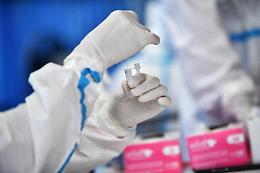 Variante Delta, perché contagia vaccinati e guariti: lo studio