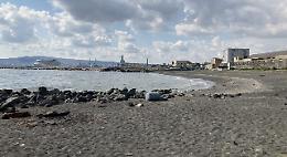 Ambulanti in spiaggia, sgomberata area occupata abusivamente