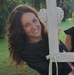 Giovane mamma muore per un tumore, il dolore del compagno: «Insegnerò a nostra figlia a essere come te»