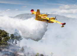 Fiamme nel Napoletano, Canadair in azione