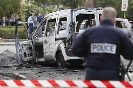 Francia, molotov contro auto della polizia: 2 agenti ustionati, uno è grave