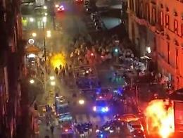 Ultras Union Berlino, scene da guerriglia al centro storico: fumogeni, petardi e scontri con la polizia